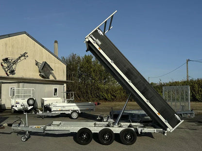 Três semirreboques-cisterna basculantes de 3 × 1 800 kg (3,5 t)